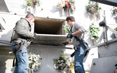 Dos operaris col·loquen la làpida durant l'exhumació de les restes | Roger Benet