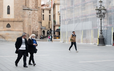 Persones sense mascareta a la plaça Sant Roc | Roger Benet