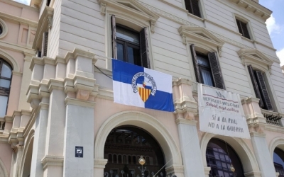 Imatge de la pancarta de 'No a la guerra' penjada a la façana de l'Ajuntament | Cedida