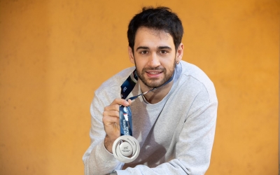 Tarrafeta mostra la seva medalla de plata avui a Ràdio Sabadell | Roger Benet