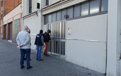 Veïnat i tècnics entrant a l'edifici afectat | Pere Gallifa 