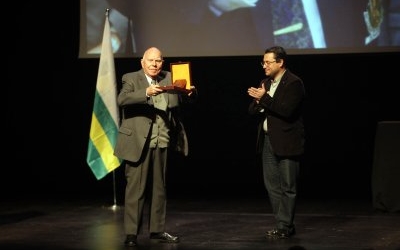 Francesc Olivella rep la Medalla de la Ciutat de mans de Joan Carles Sànchez, aleshores alcalde | Cedida