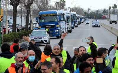 Transportistes barrant el pas a una filera de camions a la Zona Franca | ACN