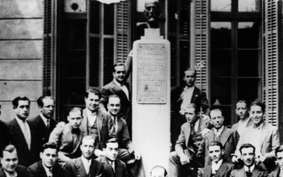 Un grup de joves davant del bust, anys 30 | Cedida ERC