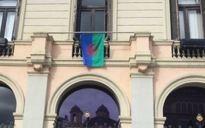 La bandera romaní, a l'Ajuntament el dia del poble Gitano | Cedida