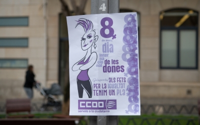 Un cartell de CCOO pel 8M a plaça Sant Roc/ Roger Benet