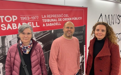 Rodríguez, al centre, amb dues impulsores de la exposició | Ràdio Sabadell