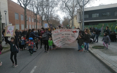 Les famílies del Teresa Claramunt protestant per una educació pública de qualitat | Cedida