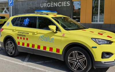 Un vehicle del SEM a la porta de l'hospital Taulí | Cedida 