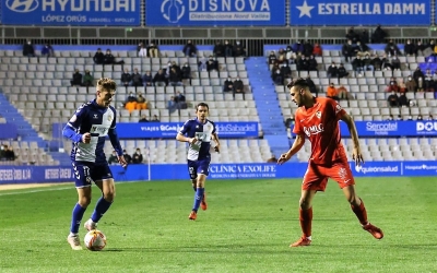 Alfred Planas prova un u contra u en el partit davant el Linares | Críspulo Díaz