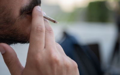 Un fumador a una terrassa | Roger Benet