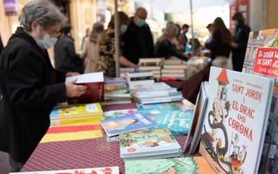 Una dona mira llibres en una parada | Roger Benet