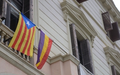 Les banderes estelada i tricolor a la façana de l'Ajuntament el 2018 | Roger Benet