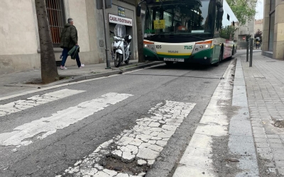 Un autobús circula pel carrer Doctor Puig | Ràdio Sabadell 
