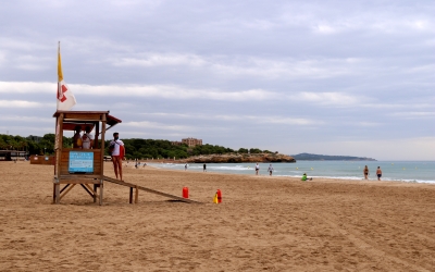 Un socorrista fa tasques de vigilància en una platja de Tarragona | ACN