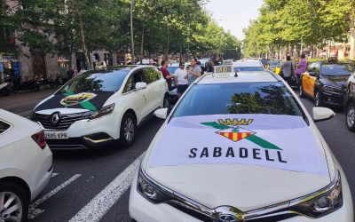 Un taxi de Sabadell en la marxa lenta d'aquest matí | Magno Castillo
