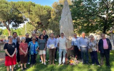 Foto de família durant l'ofrena floral | Ràdio Sabadell