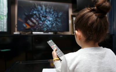 Una nena mirant la televisió | ACN