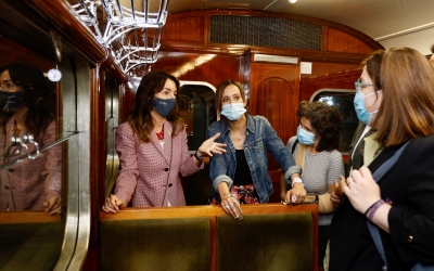 Marta Subirà i Marta Farrés en la visita a un tren històric, l'anomenat 'Granota' pel seu color verd | FGC
