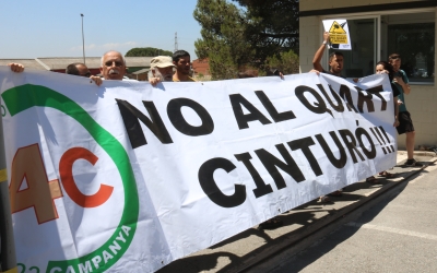 Membres de la Campanya contra el Quart Cinturó es van concentrar divendres davant el Consell Comarcal/ ACN
