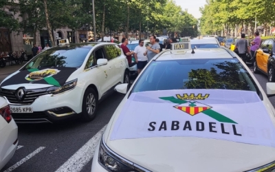 Un taxi de Sabadell en la marxa lenta del maig | Magno Castillo