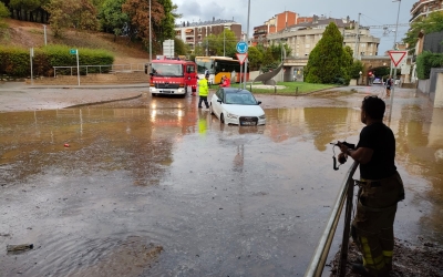 Un cotxe atrapat per l'acumulació d'aigua a Sant Cugat | ACN