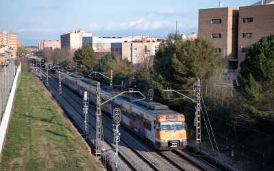 Un tren de Renfe passant per Sabadell/ Roger Benet
