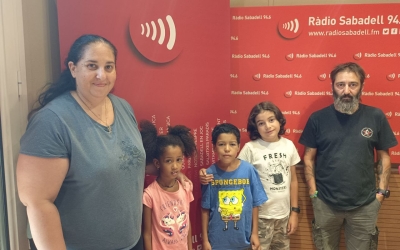 L'Eva Mora, amb els nens acollits, el seu fill i Marcos Costa/ Karen Madrid