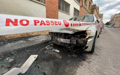 Un vehicle afectat per la crema de contenidors del carrer Montseny al costat del Ribatallada | Roger Benet