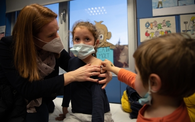 Una nena després de ser vacunada | Roger Benet