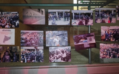 El Consell per la República i Òmnium enganxen fotos de l'1O a l'Escola Nostra Llar | Pau Duran
