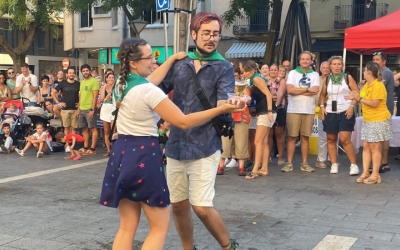 Adrià Garcia i Lola Ache, ballant a la plaça Sant Roc/ Helena Molist