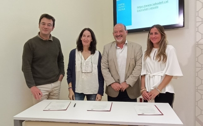 Robles amb els representants de les tres noves entitats del Ciutat i Escola/ Karen Madrid