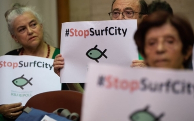 Opositors al 'SurfCity' durant el Ple municipal | Roger Benet