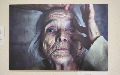 L'exposició 'Descartadas' de Marc Espin mostra diferents fotografies de dones grans de El Salvador | Pau Duran