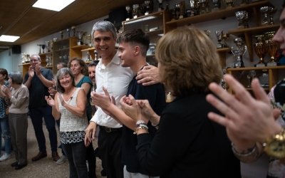 Martí, celebrant el triomf electoral amb els seus | Roger Benet