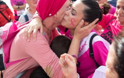 Imatge de dues dones vestides de rosa contra el càncer de mama | Roger Benet