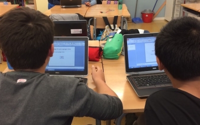 Uns alumnes treballant amb ordinadors/ Cedida Escola Nova