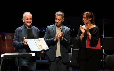 David Casamitjana amb el premi juntament a Carles de la Rosa i Marta Farrés | Roger Benet