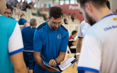 Adri Sánchez dirigint un partit del Club Natació Sabadell | Roger Benet