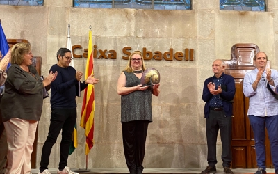 Eulàlia Sánchez amb el premi Tenacitat | Helena Molist