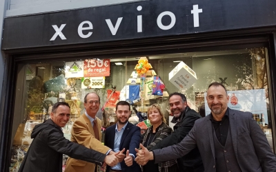 Els responsables de les diferents entitats col·laboradores davant de la panera a la botiga Xeviot | Pere Gallifa
