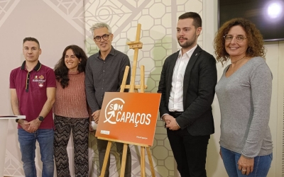 Representants institucionals i d'entitats, amb la nova imatge del Som Capaços/ Karen Madrid