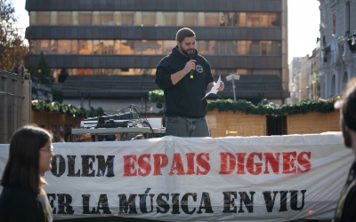 Carlos Puig durant la lectura del manifest | Roger Benet