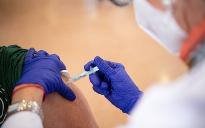 Una infermera vacunant contra la Covid/ Roger Benet