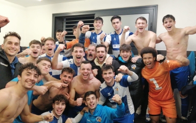 Els jugadors del filial arlequinat celebrant la victòria al vestidor | @CESabadell