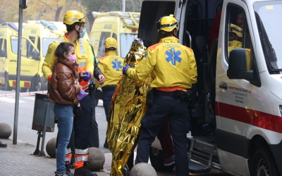 Els serveis d'emergències atenent ferits a l'accident ferroviari de Montcada | ACN