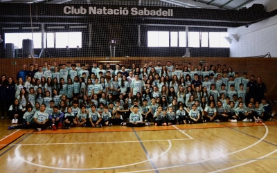 Foto de família dels equips de vòlei del Club Natació Sabadell | Alfred Montori