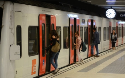 Diversos usuaris agafan un tren a Sabadell | Roger Benet