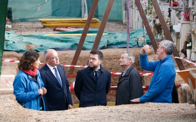 Les autoritats i els directors de l'excavació, a la fossa comuna | Arnau Martínez / Mar Rovira